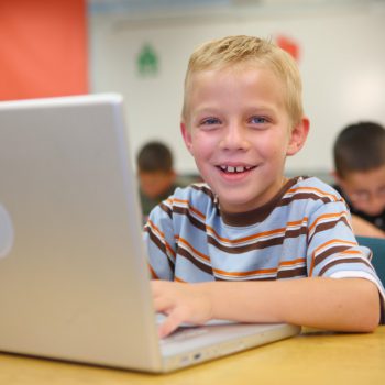 Foto elev som skriver på laptop