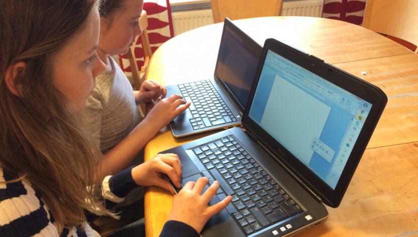 Elever skriver på dator