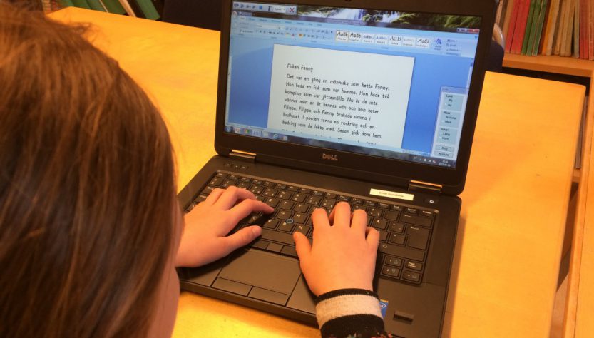 Elever i Sandvikken visar hur de skriver berättelser på den egna datorn